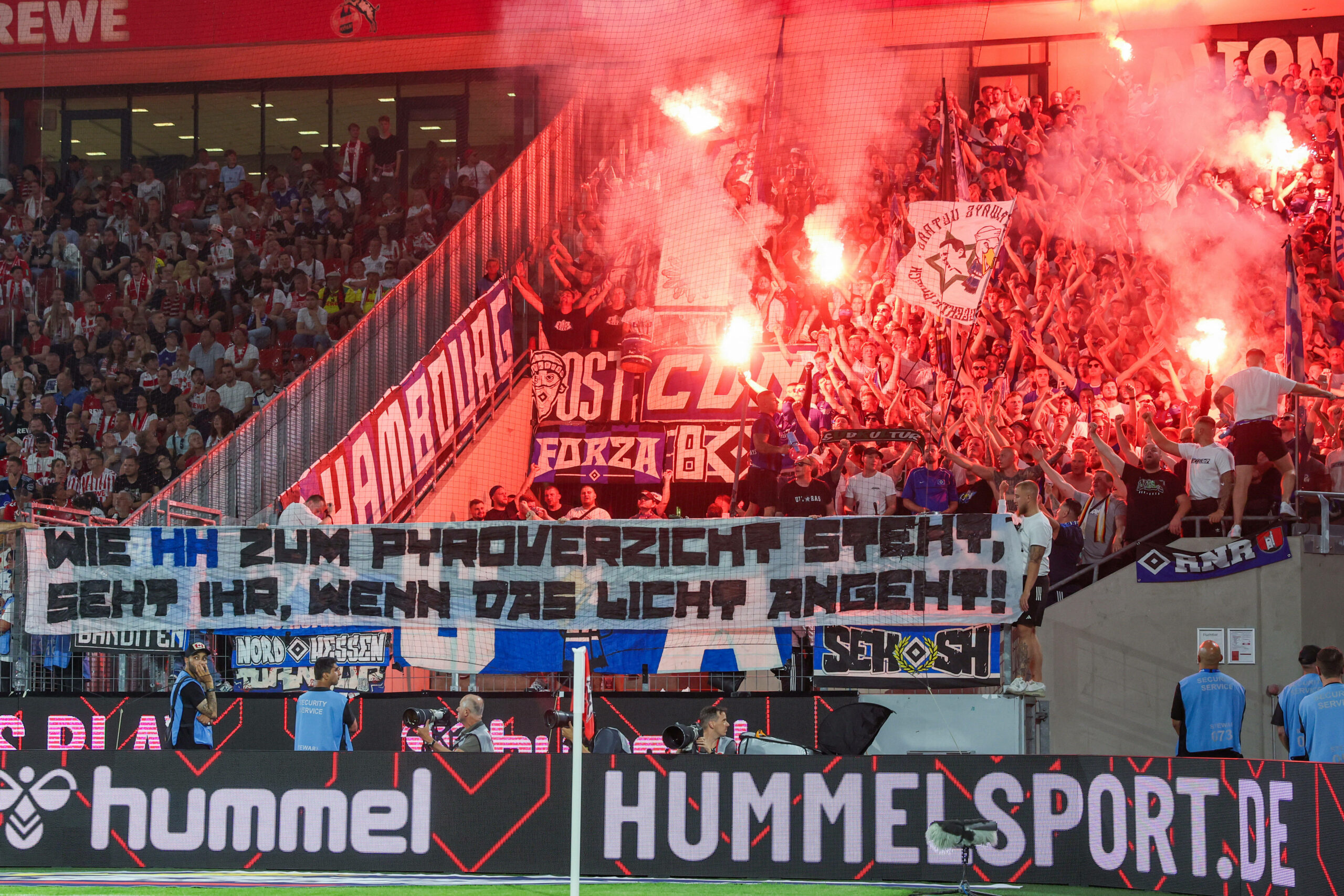 HSV-Fans zünden in Köln Pyrotechnik