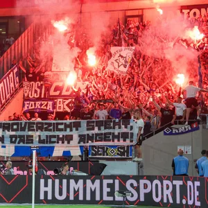HSV-Fans zünden in Köln Pyrotechnik