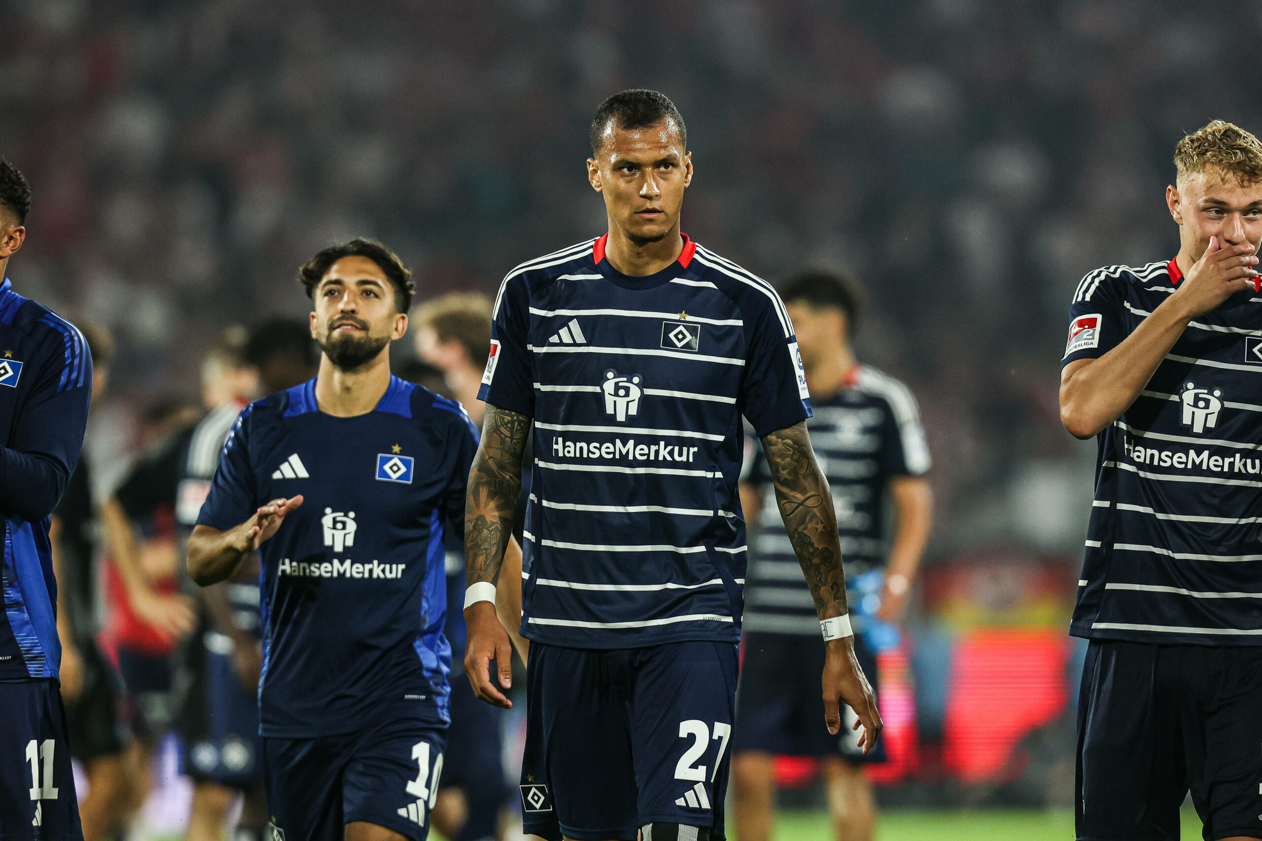 Davie Selke guckt nach dem HSV-Sieg in Köln grimmig