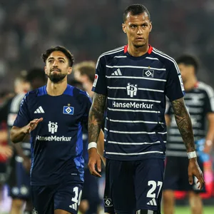 Davie Selke guckt nach dem HSV-Sieg in Köln grimmig