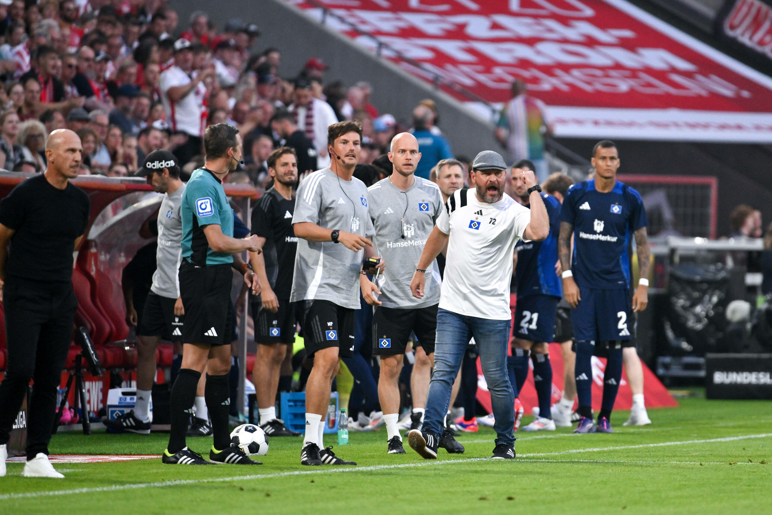 Steffen Baumgart ballt vor der HSV-Bank die Faust