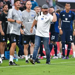 Steffen Baumgart ballt vor der HSV-Bank die Faust