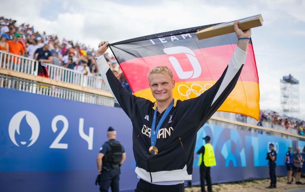 Oliver Zeidler mit Goldmedaille und Deutschland-Fahne