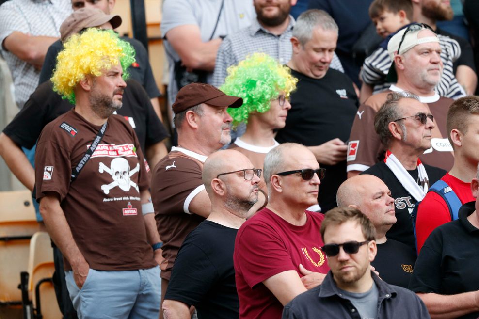 Einzelne St. Pauli-Fans trugen kanarienvogelfarbene Perücken, die den Vereinsfarben von Norwich City entsprechen.