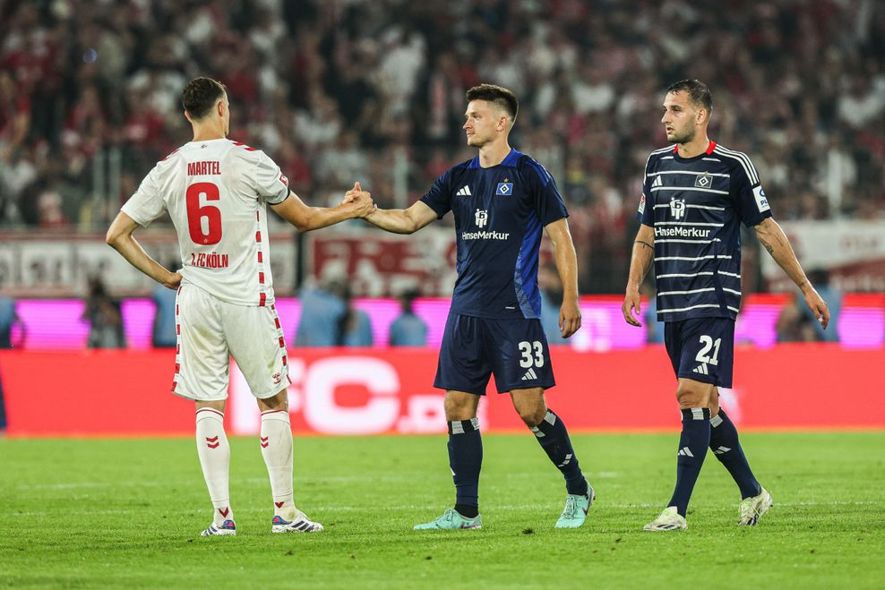 Noah Katterbach und Levin Öztunali klatschen mit Eric Martel ab