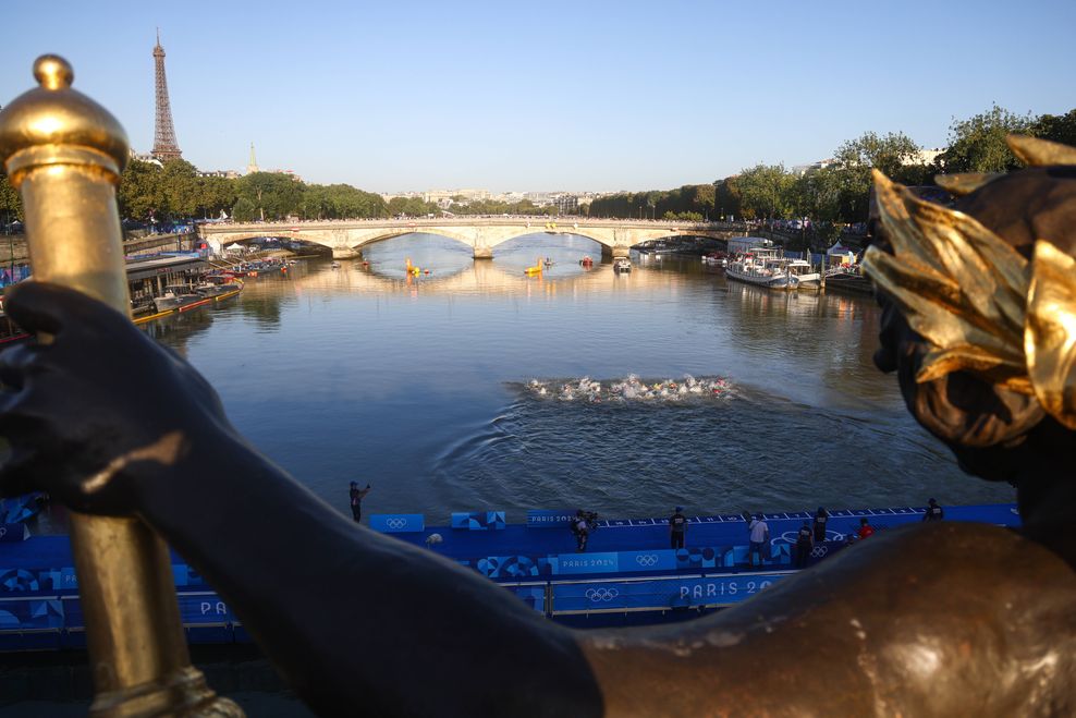 Triathleten schwimmen in der Seine