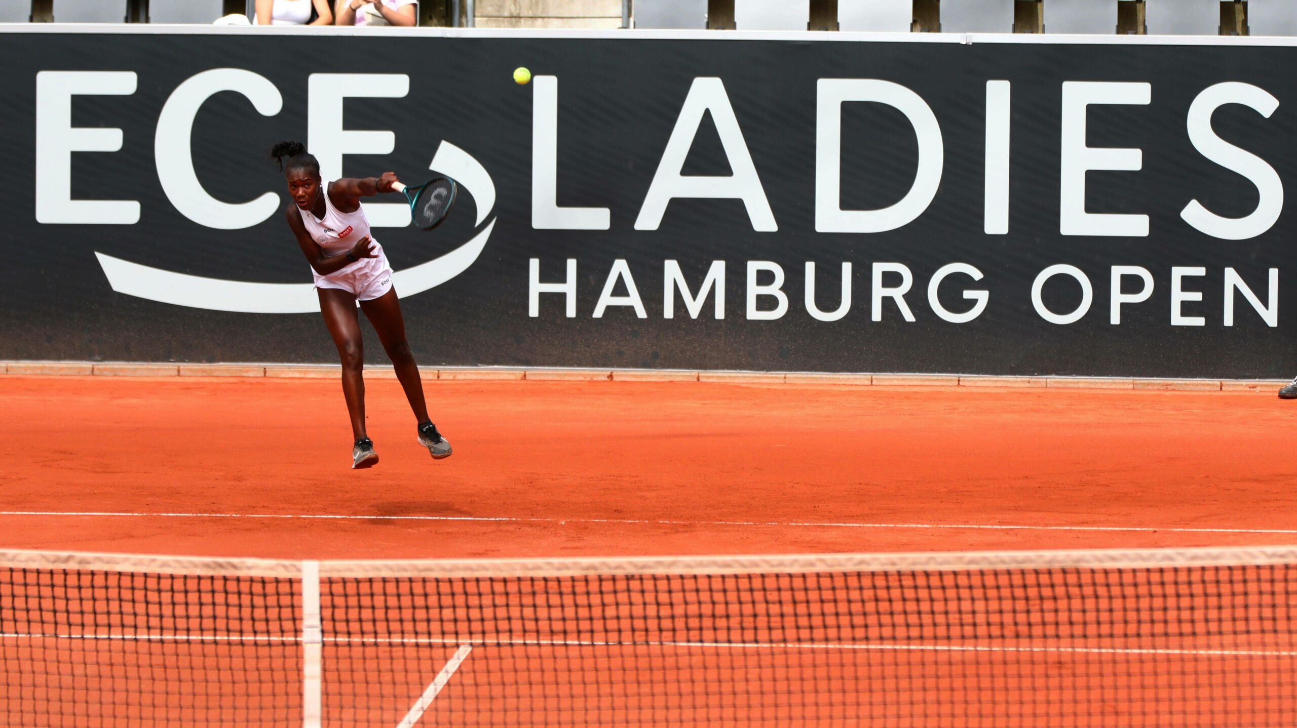 Tennisspielerin Noma Noha Akugue beim Aufschlag