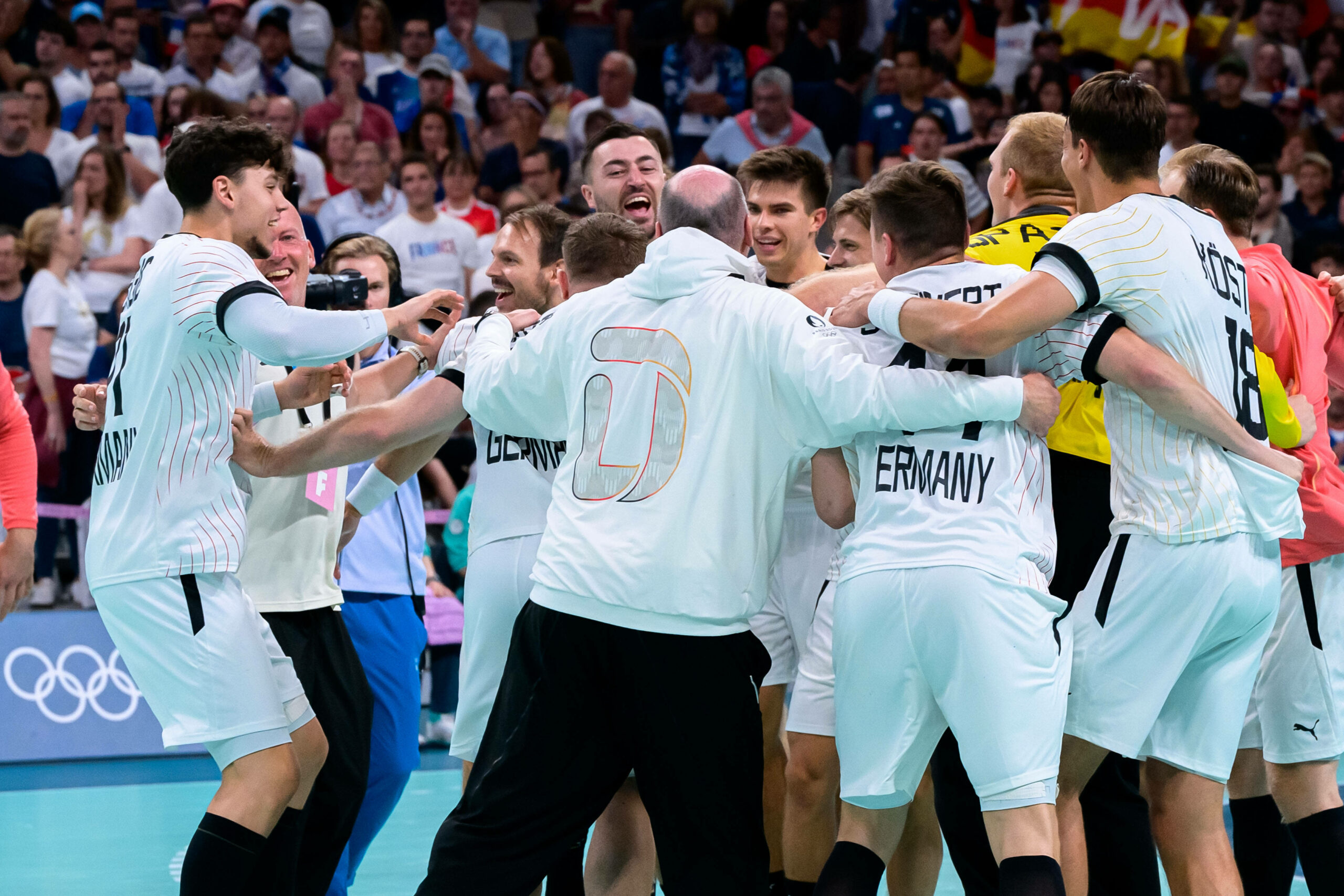 Das DHB-Team jubelt nach dem Viertelfinal-Sieg gegen Frankreich