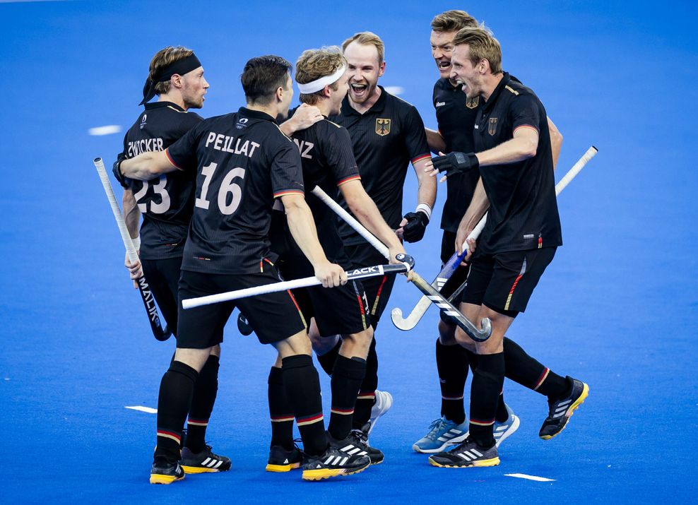 Die deutschen Hockey-Herren feiern in Paris