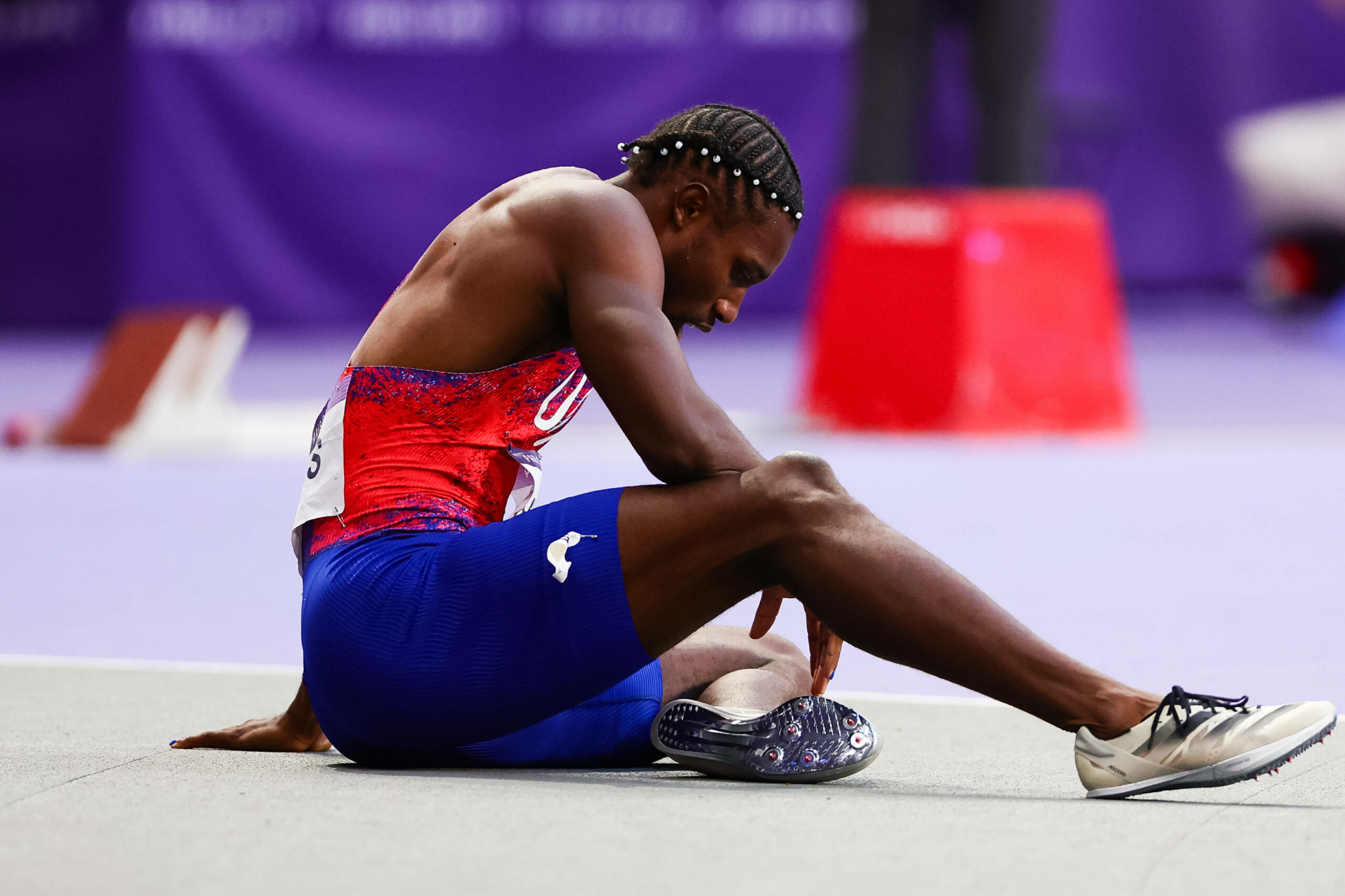 Sprint-Star Noah Lyles sitzt erschöpft auf dem Boden