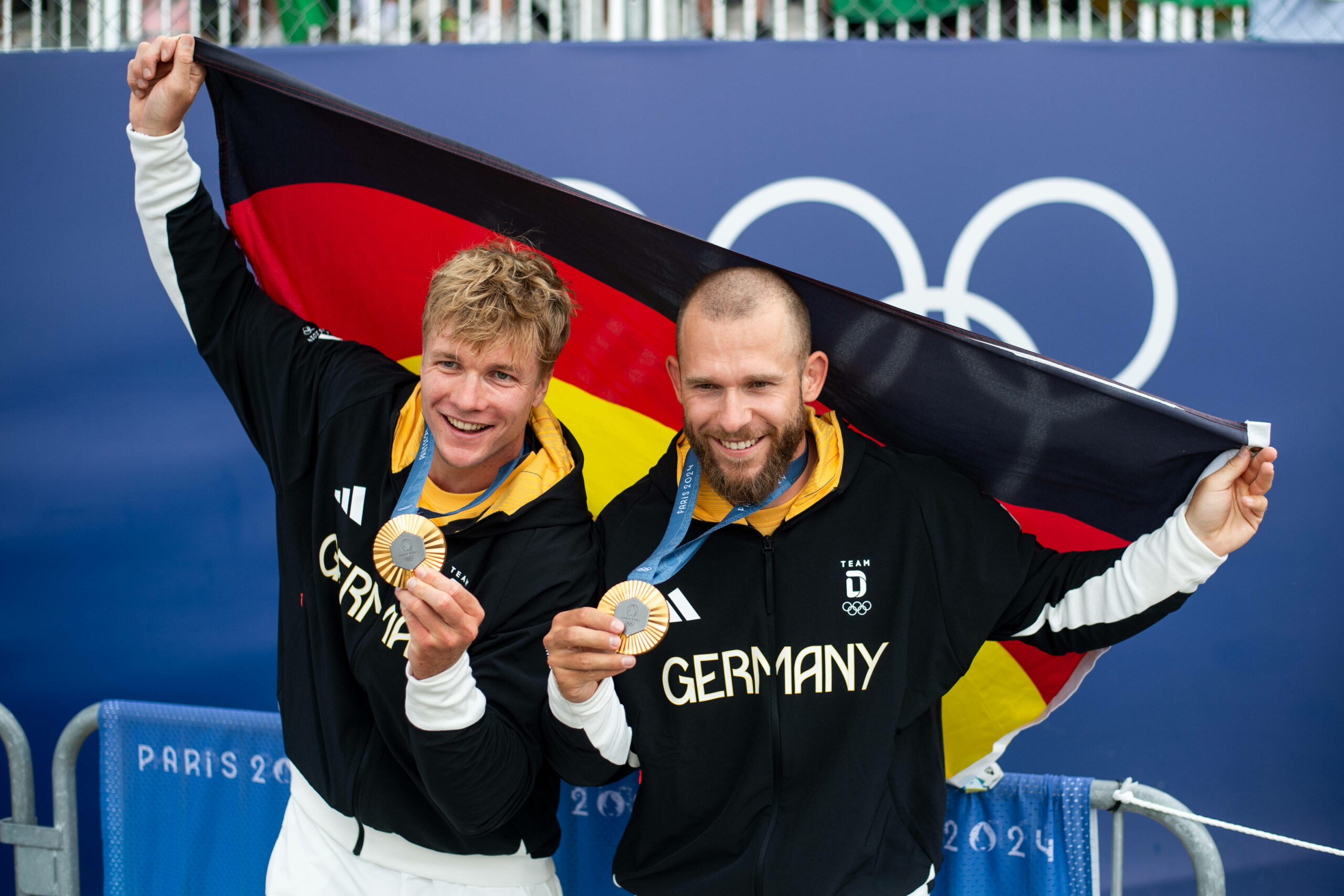 Jacob Schopf und Max Lemke mit Goldmedaille und Deutschland-Flagge