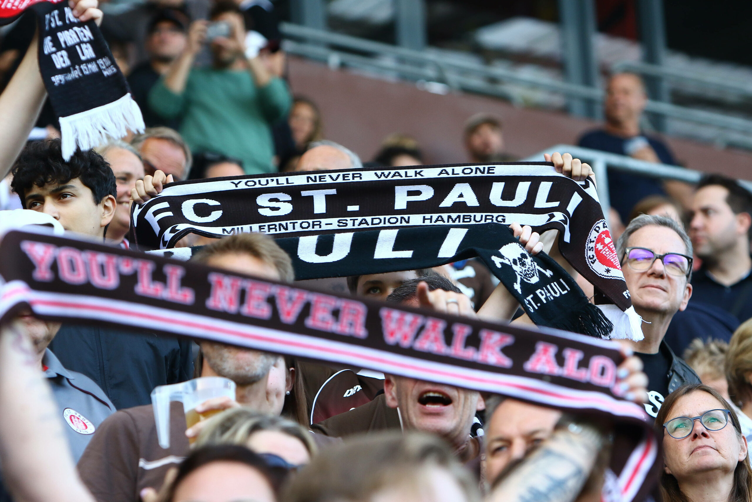 St. Pauli-Schals sind auch bei Räubern begehrt.