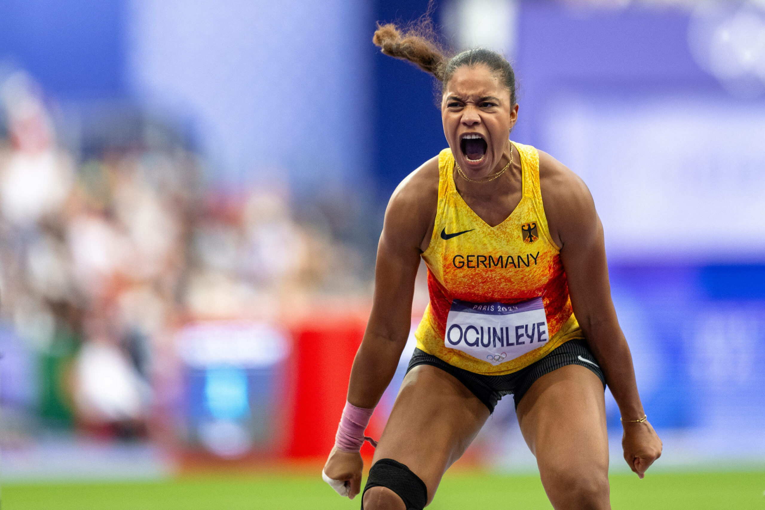 Yemisi Ogunleye schreit ihre Freude heraus