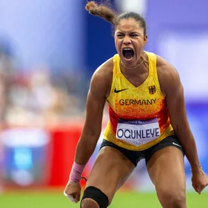 Yemisi Ogunleye schreit ihre Freude heraus