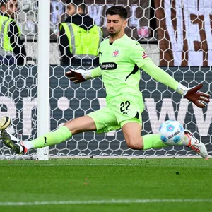 Nikola Vasilj pariert einen Schuss von El Bilal Touré.