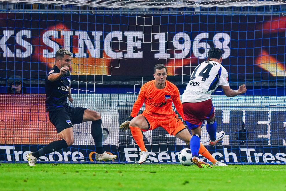 Ludovit Reis scheitert an einer starken Parade von Keeper Tjark Ernst