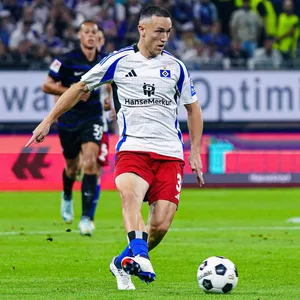 Silvan Hefti spielt gegen Hertha BSC einen Pass