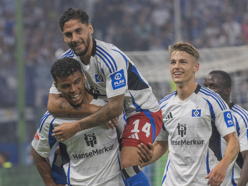 Spielen sie die gesamte Saison über noch zusammen beim HSV? Ransford Königsdörffer, Ludovit Reis und Miro Muheim (v.l.) bejubeln den Treffer zum 1:0 gegen Hertha BSC.