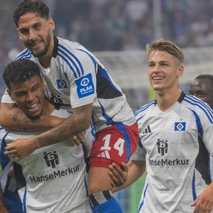 Spielen sie die gesamte Saison über noch zusammen beim HSV? Ransford Königsdörffer, Ludovit Reis und Miro Muheim (v.l.) bejubeln den Treffer zum 1:0 gegen Hertha BSC.