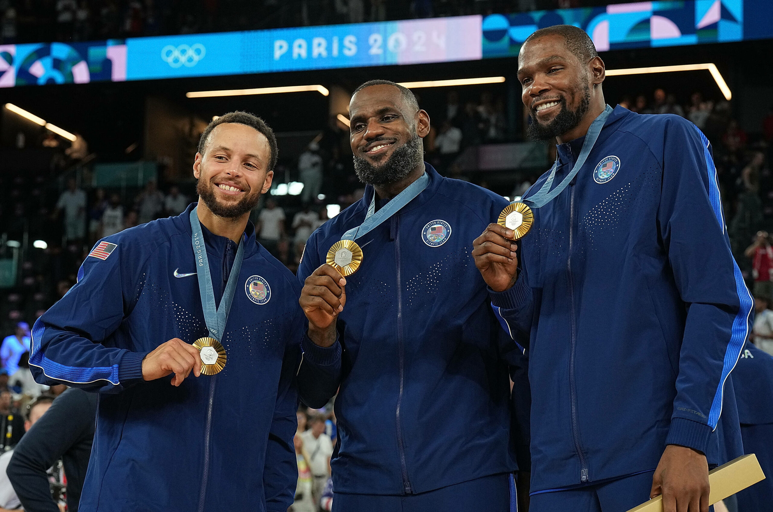 Steph Curry, LeBron James und Kevin Durant freuen sich über die Goldmedaille