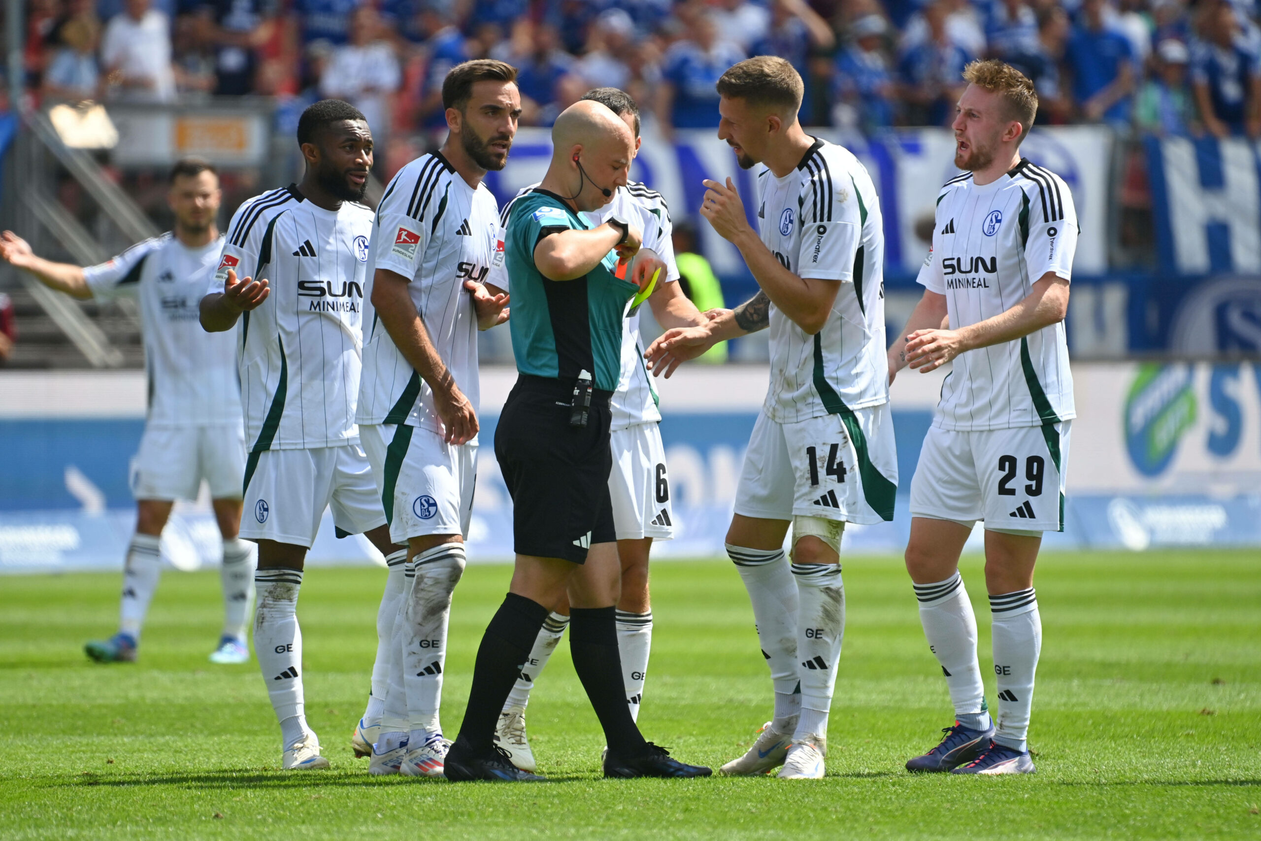 Fassungslose Schalke-Spieler nach der ungerechtfertigten gelb-roten Karte gegen Ron Schallenberg