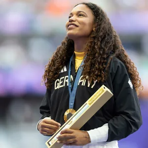 Kugelstoßerin Yemisi Ogunleye mit Goldmedaille