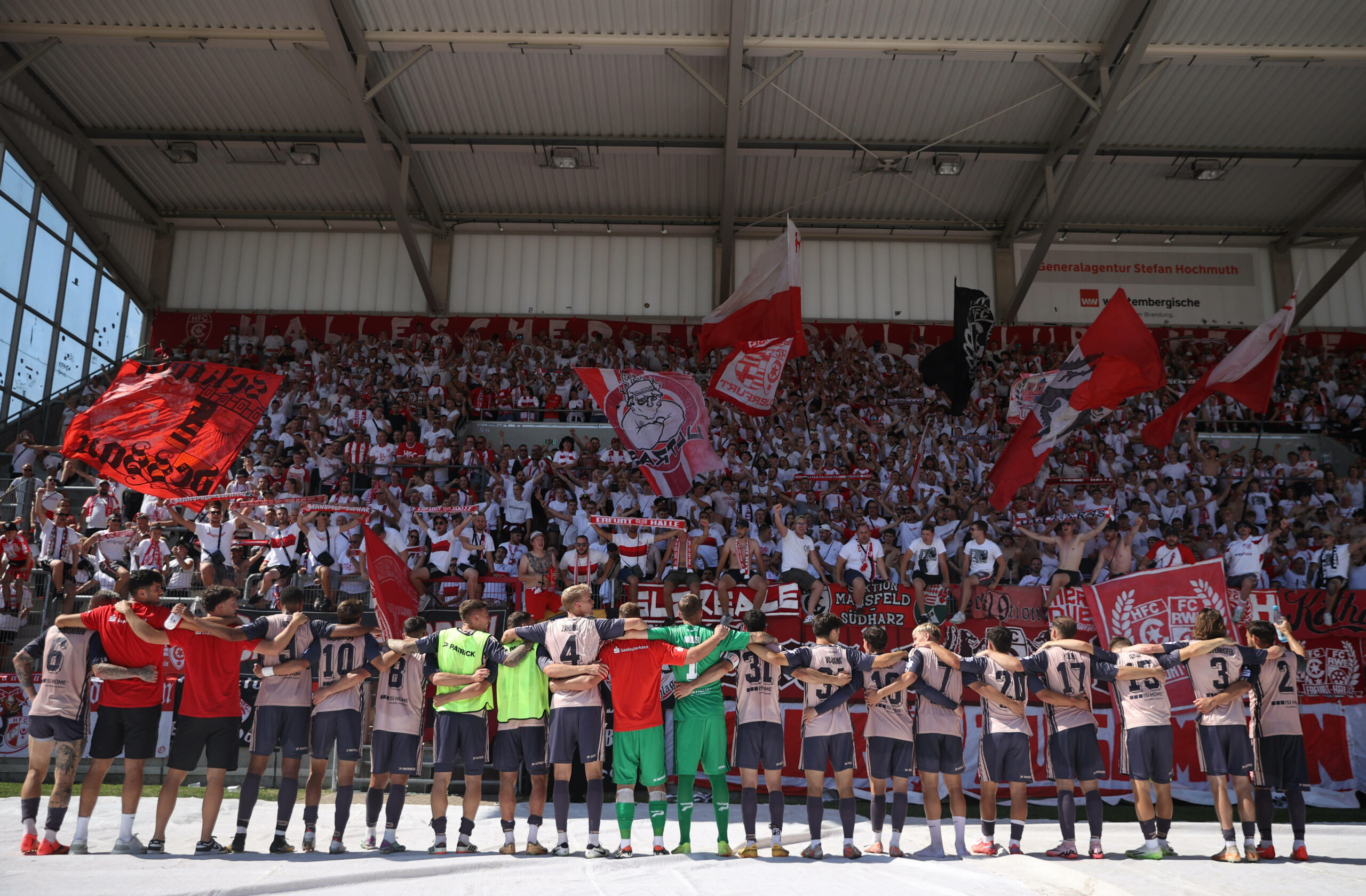 Fans von Halle jubeln mit der Mannschaft über einen Sieg