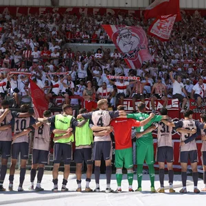 Fans von Halle jubeln mit der Mannschaft über einen Sieg