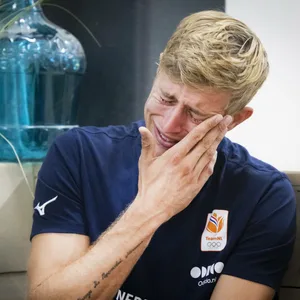 Steven van de Velde weint vor einer Kamera