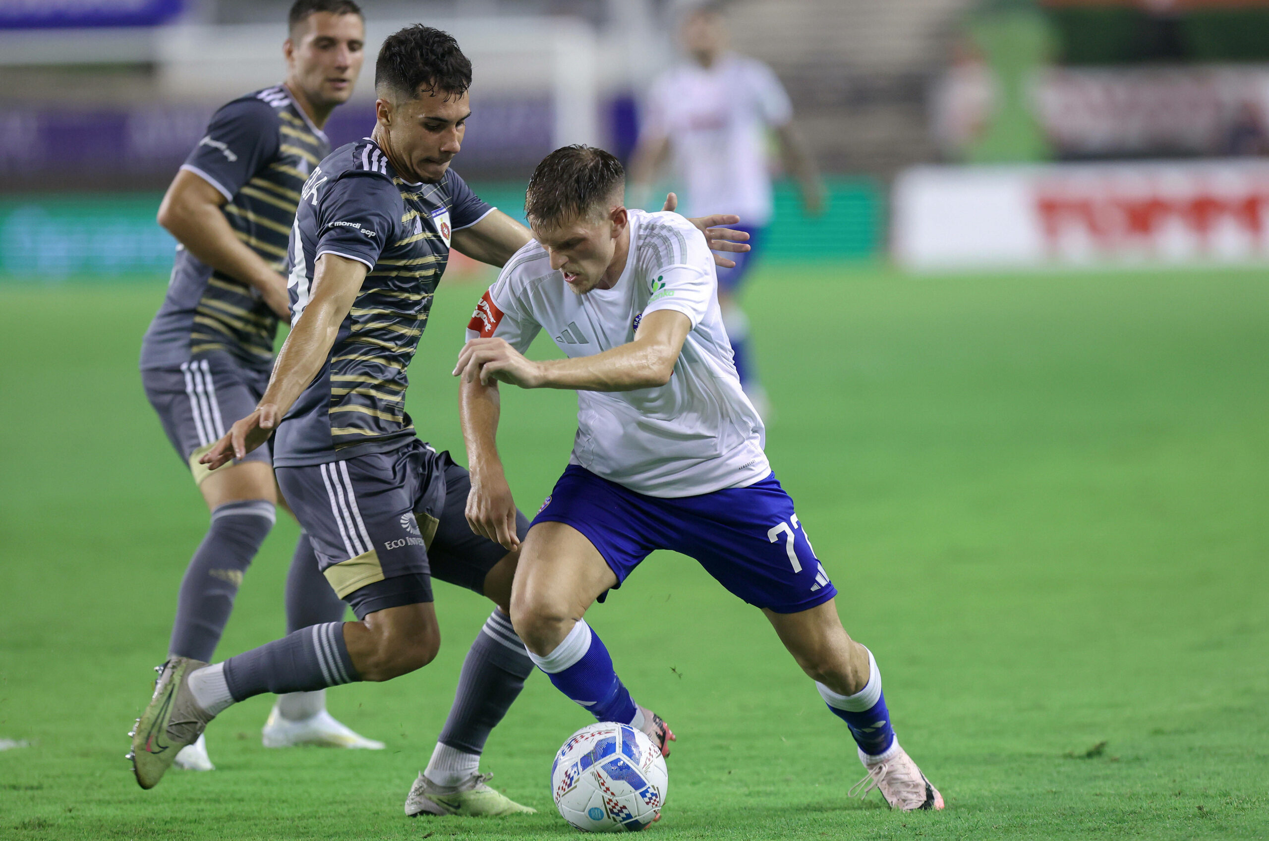 Emir Sahiti ist für Hajduk Split am Ball