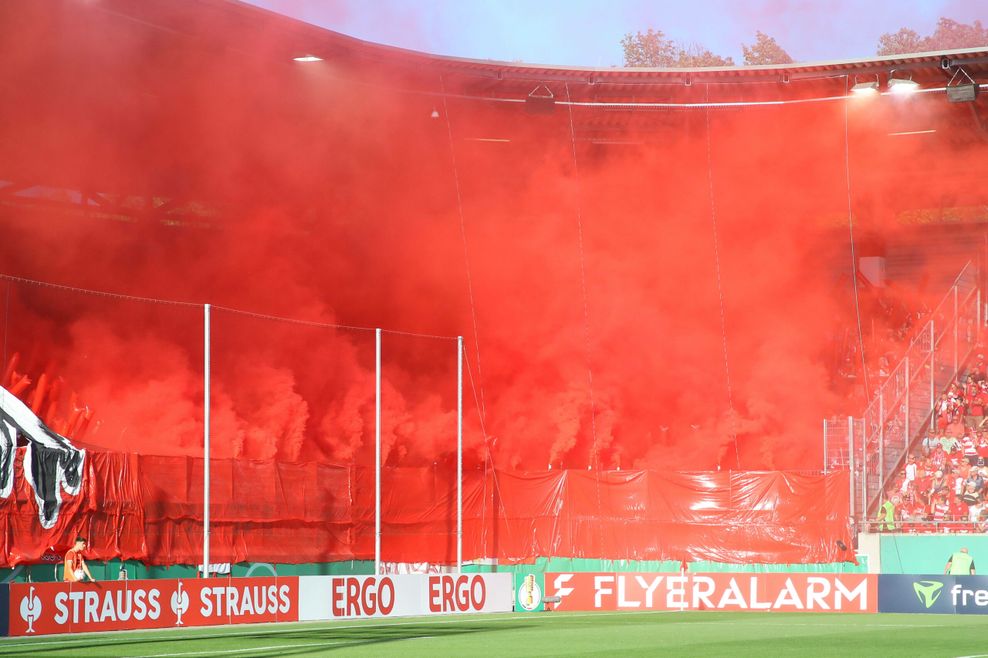 Pyro-Show der Halle-Fans