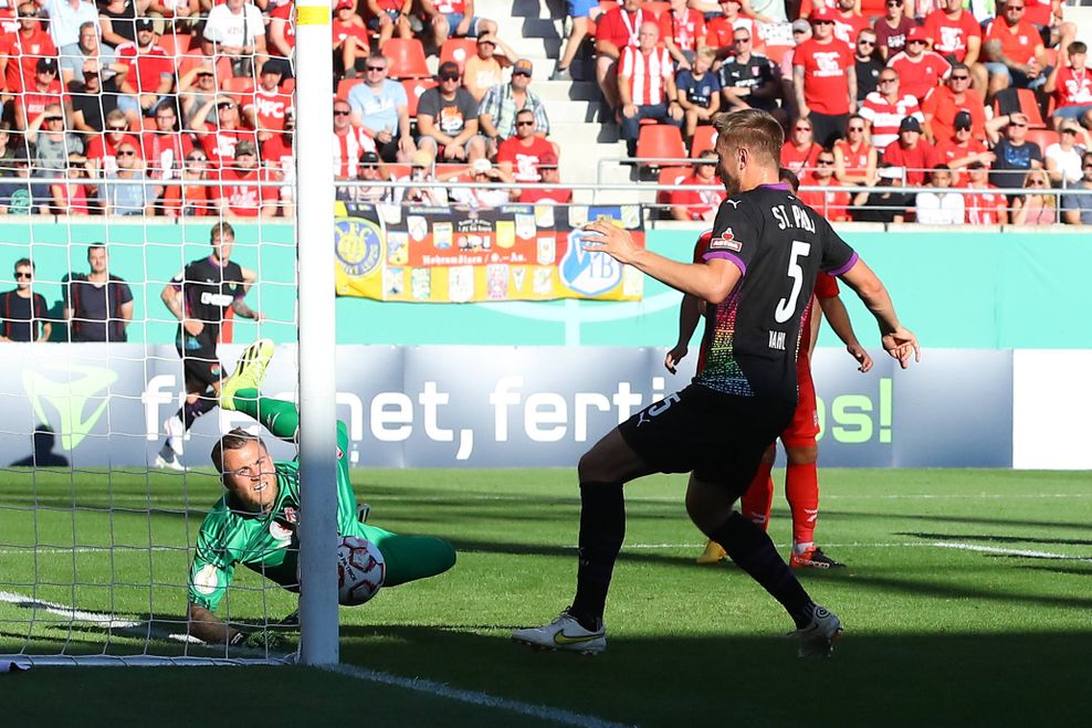 Halle-Keeper Sven Müller pariert einen Kopfball von Morgan Guilavogui