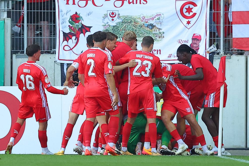 Der HFC bejubelt das 1:0 gegen den FC St. Pauli.