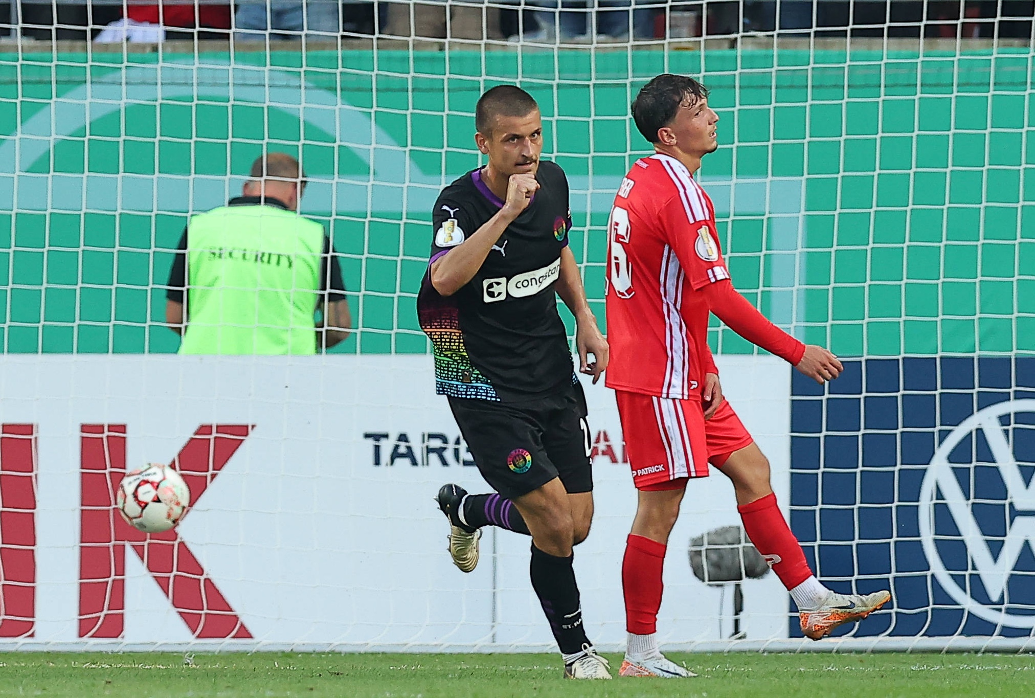 Adam Dzwigala bejubelt sein 2:2 in Halle