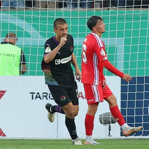 Adam Dzwigala bejubelt sein 2:2 in Halle