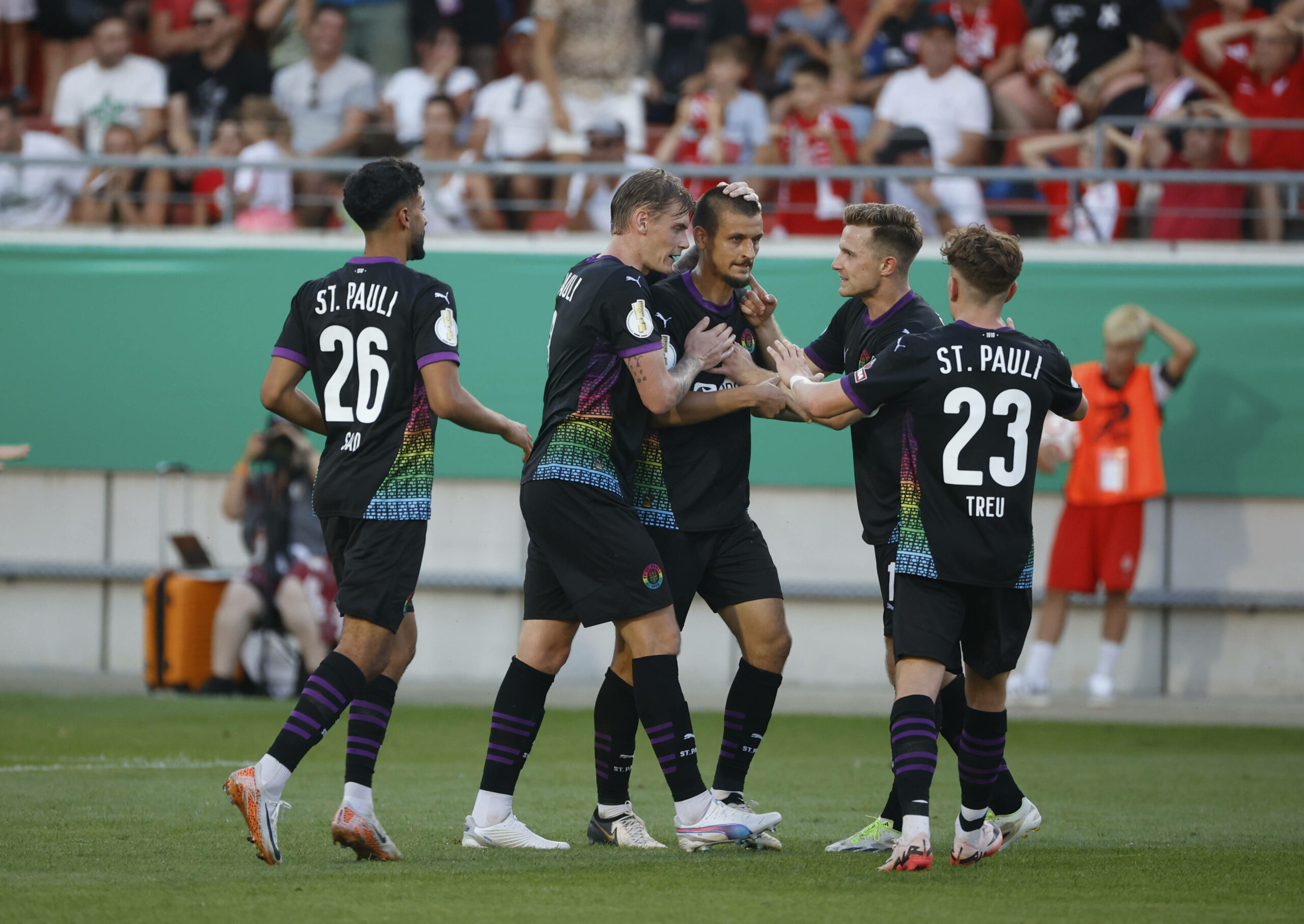 St. Pauli-Profis jubeln in Halle