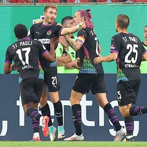 Erlösender Jubel: Torschütze Lars Ritzka (2.v.l.) lässt sich nach seinem 3:2 in der Verlängerung feiern.