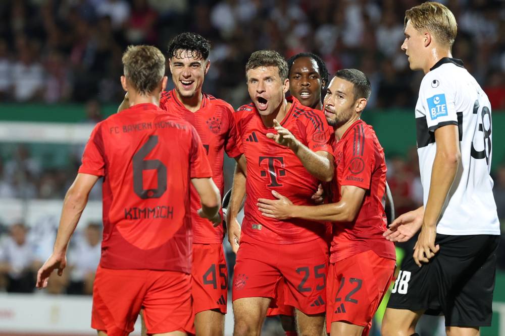 Der Held des Abends lässt sich feiern: Bayerns Thomas Müller (2.v.r.) traf in Ulm doppelt.