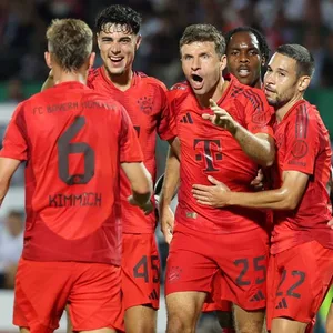Der Held des Abends lässt sich feiern: Bayerns Thomas Müller (2.v.r.) traf in Ulm doppelt.