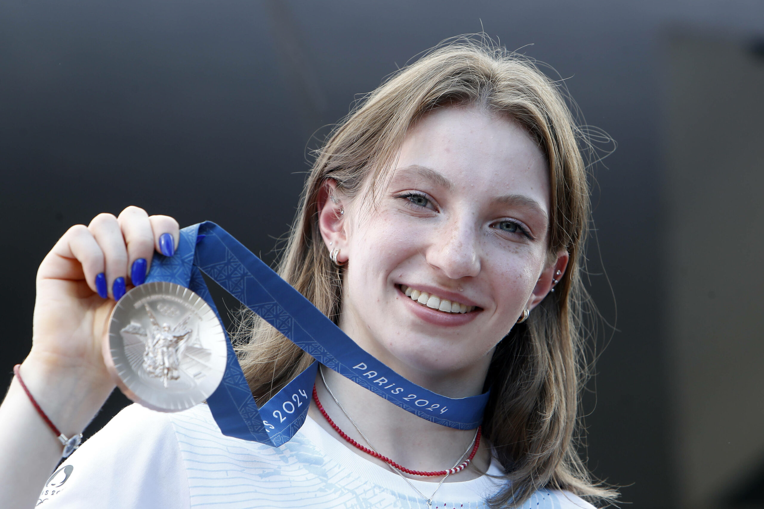 Rumänische Turnerin Ana Barbosu mit Medaille