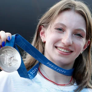 Rumänische Turnerin Ana Barbosu mit Medaille