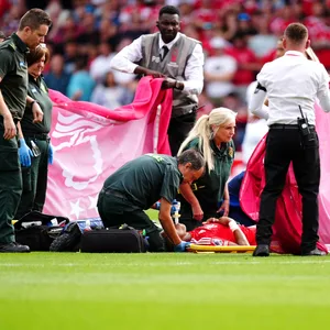 Danilo wird nach seiner Verletzung behandelt und mit Tüchern verdeckt