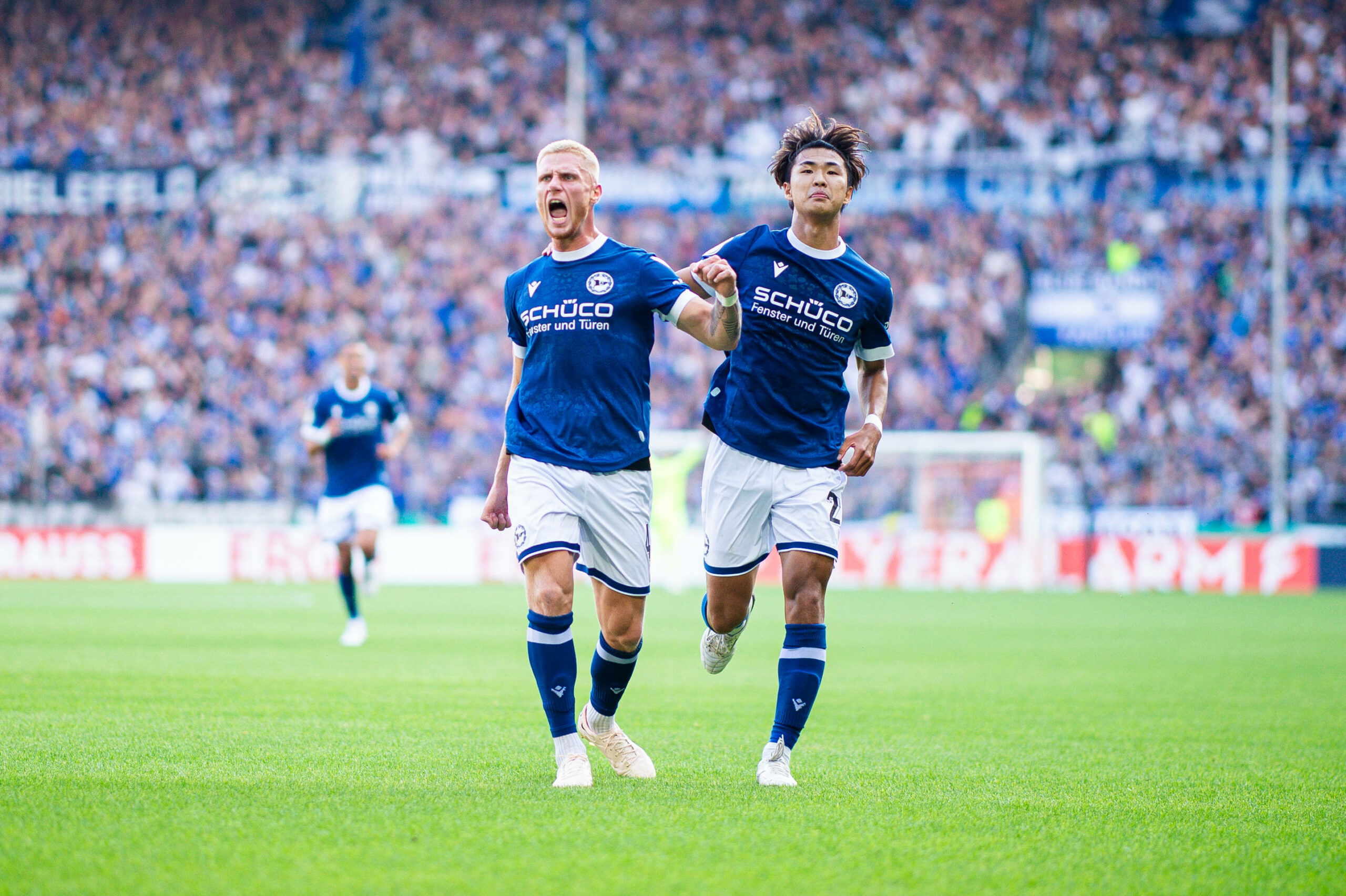 Louis Oppie und Kaito Mizuta jubeln für Bielefeld