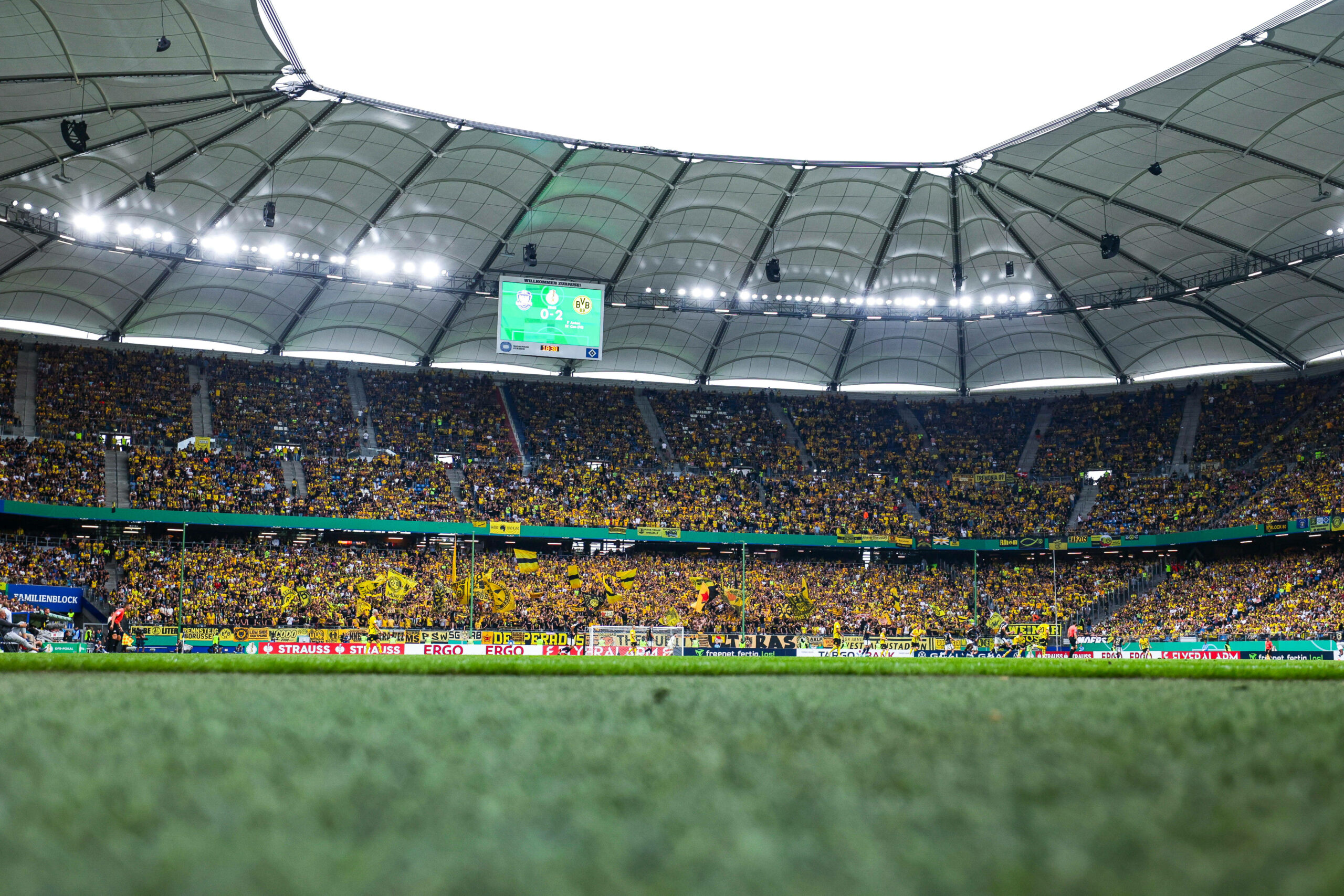 Auf der gesamten Südtribüne des Volksparkstadions sind gelbe BVB-Shirts zu sehen.