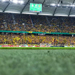 Auf der gesamten Südtribüne des Volksparkstadions sind gelbe BVB-Shirts zu sehen.