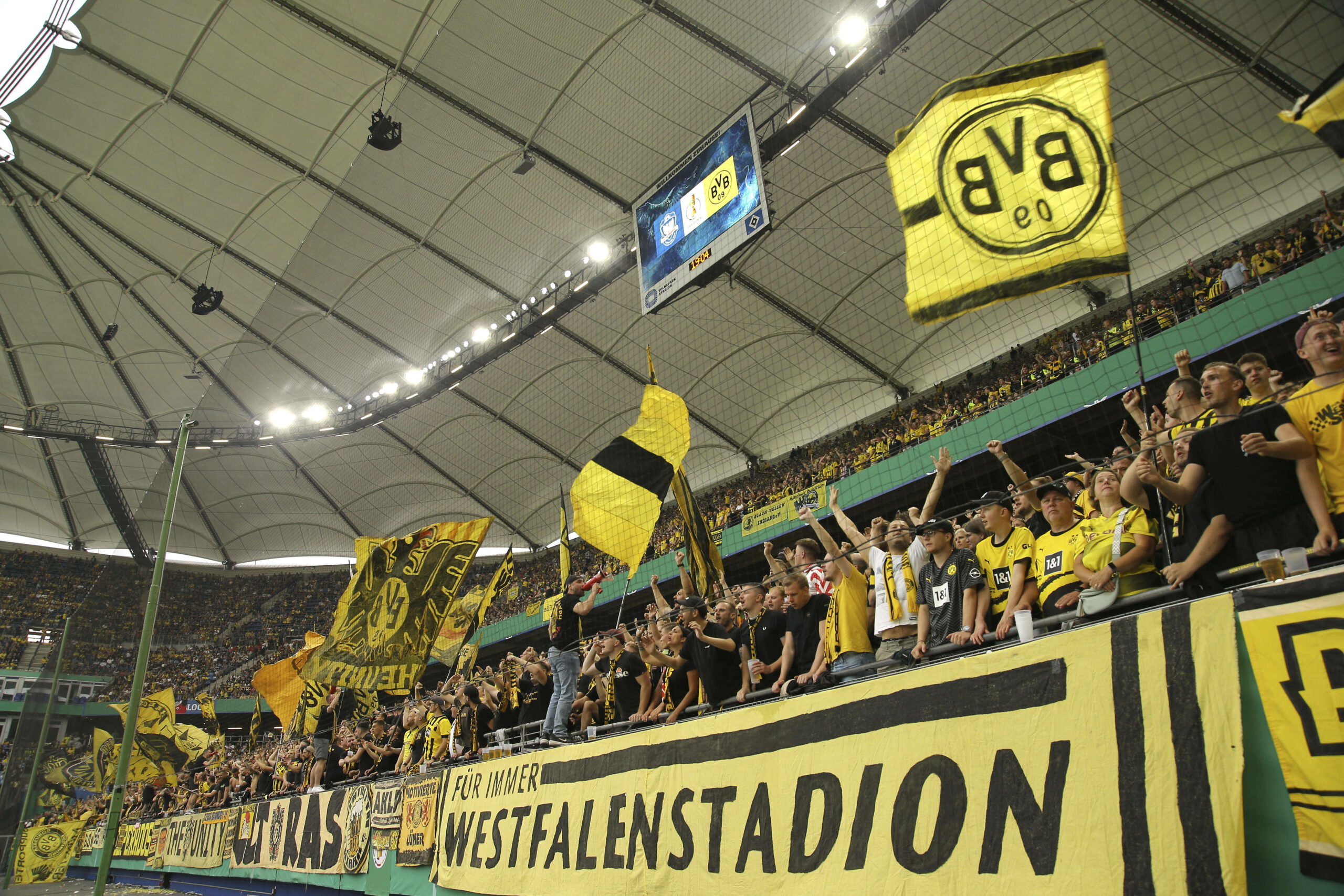 Fans von Borussia Dortmund im DFB-Pokal