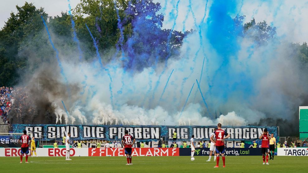 Pyro-Show im Gästeblock des HSV