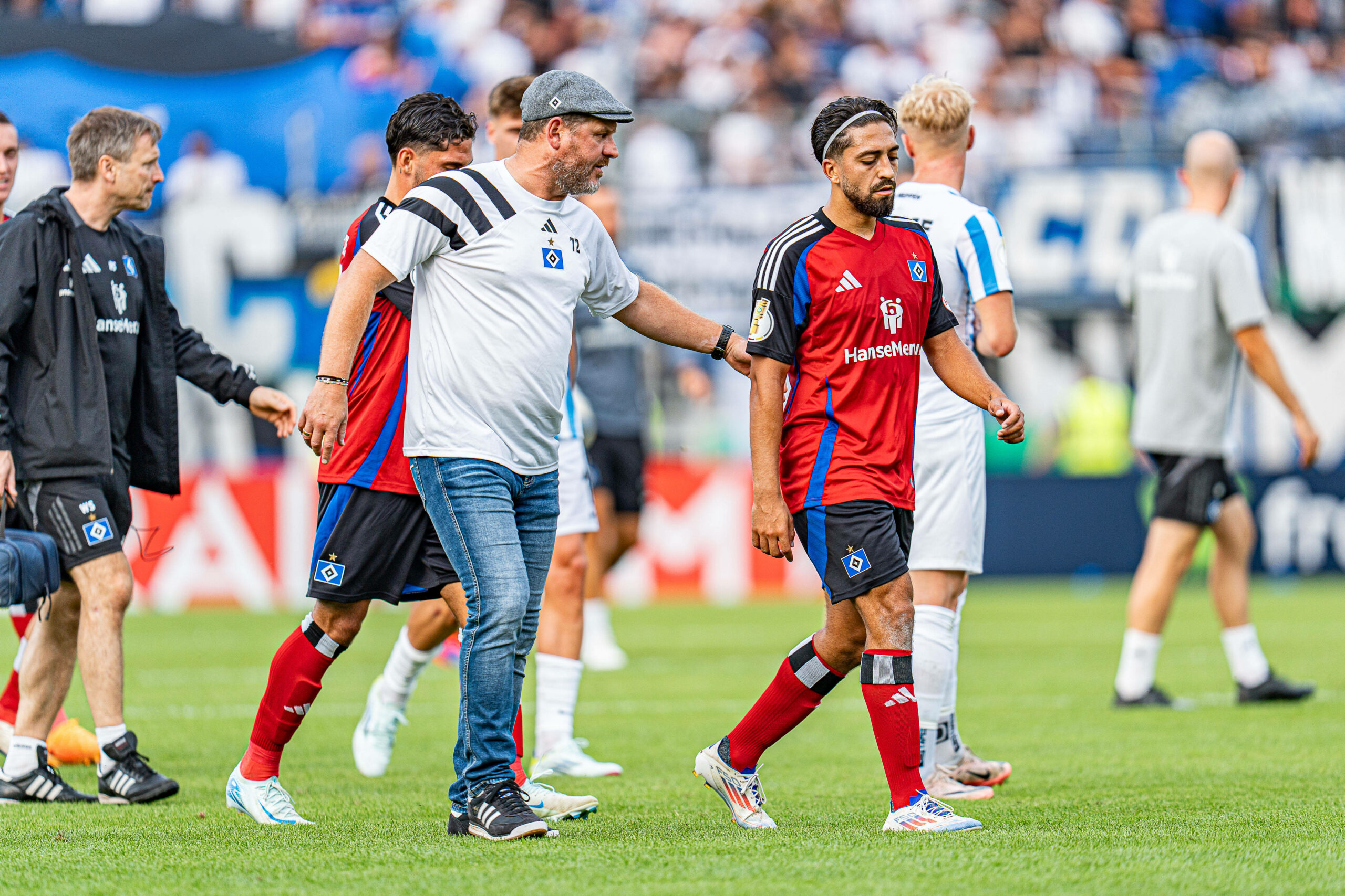 Steffen Baumgart spricht mit Immanuel Pherai