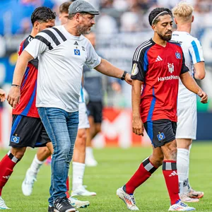 Steffen Baumgart spricht mit Immanuel Pherai