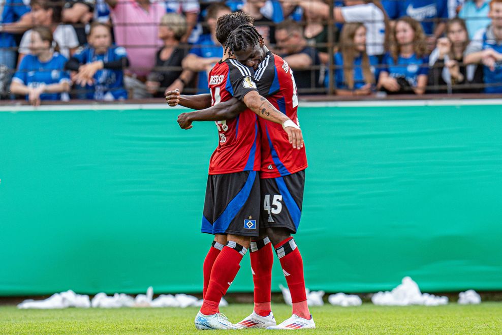 Ludovit Reis umarmt Fabio Baldé nach dessen Tor